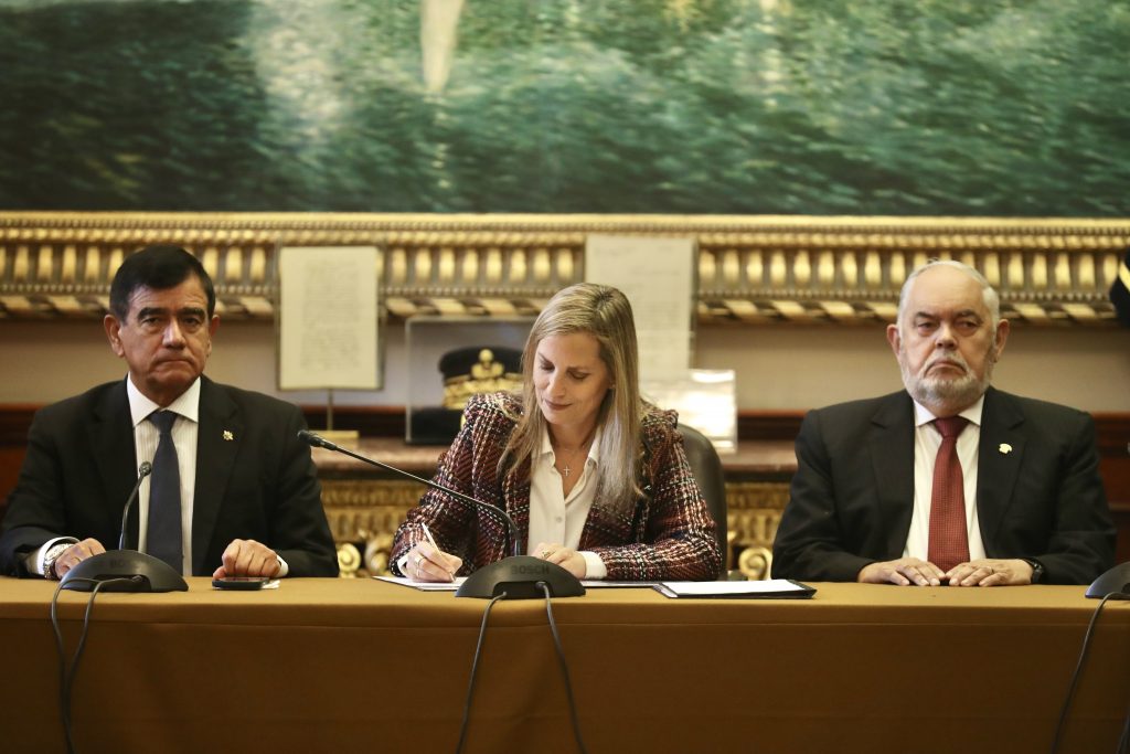 Presidenta Alva firma autógrafa que regula contratación de pensionistas