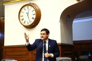 Congresista Jorge Pérez Flores en el Pleno