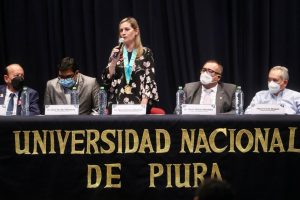 La presidenta del Congreso, María del Carmen Alva Prieto, firma la autógrafa de ley que autoriza, excepcionalmente y por única vez, en el marco de la emergencia sanitaria el cambio de contrato CAS-COVID a contrato CAS, al personal asistencial en el sector salud. Están presentes los parlamentarios César Revilla, Miguel Ángel Ciccia y Wilmar Elera.