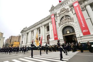 Desfile de escoltas escolares por el Bicentenario del Congreso de la República