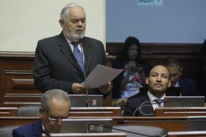 Congresista Jorge Montoya interviene en la sesión del Pleno.