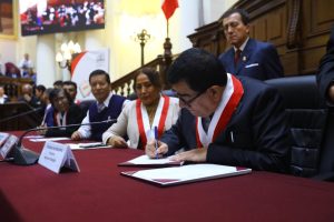 El presidente del Congreso, José Williams Zapata firma dos autógrafas de ley a favor del personal auxiliar de educación y de las promotoras del PRONOEI. La ceremonia, organizada por el Bloque Magisterial de Concertación Nacional, se celebra en la Sala Raúl Porras Barrenechea en el marco del Homenaje por el Día del Maestro. El evento cuenta con la participación de los congresistas Oscar Zea, Lucinda Vásquez, Germán Tacuri, Alejandro Muñante, Alex Paredes, Edgar Tello, Segundo Quiroz y de la viceministra de Gestión Pedagógica del Ministerio de Educación, Miriam Ponce