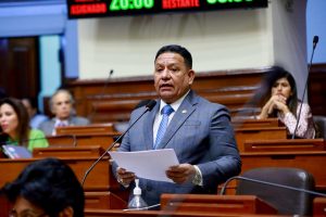 Congresista Esdras Medina interviene en la sesión del Pleno. (Congreso de la República/JReátegui)