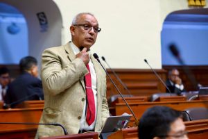 Congresista Luis Kamiche interviene en la sesión del Pleno. (Congreso de la República/JReátegui)