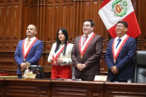 El presidente del Congreso, Alejandro Soto, toma juramento a Ariana Orué Medina, quien ingresa a la Representación Nacional en reemplazo del fallecido congresista Enrique Wong.