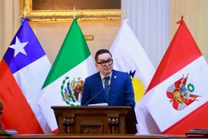 En la sala Raúl Porras Barrenechea, el presidente del Componente Latinoamericano de Eurolat, Carlos Hernández, participa en la sesión solemne de apertura de la decimosexta sesión plenaria ordinaria de EuroLat. (Congreso de la República/JReátegui) 