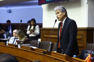 El congresista Alfredo Azurín interviene en el debate del Pleno sobre el voto de confianza al gabinete de Eduardo Arana. (Congreso de la República/VVásquez)