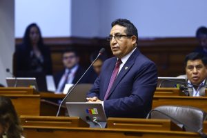 El congresista Alfredo Pariona interviene en el debate del Pleno sobre el voto de confianza al gabinete de Eduardo Arana. (Congreso de la República/VVásquez)