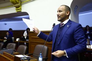 El congresista Alejandro Muñante interviene en el debate del Pleno sobre el voto de confianza al gabinete de Eduardo Arana. (Congreso de la República/VVásquez)