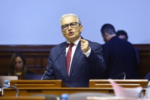El congresista Alejandro Aguinaga interviene en el debate del Pleno sobre el voto de confianza al gabinete de Eduardo Arana. (Congreso de la República/VVásquez)