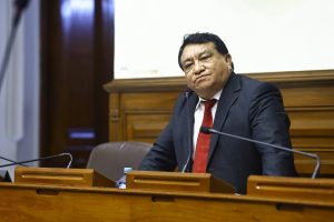 El congresista José Luna interviene en el debate del Pleno sobre el voto de confianza al gabinete de Eduardo Arana. (Congreso de la República/VVásquez)