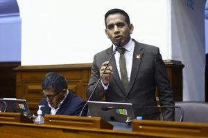 El congresista Elvis Vergara interviene en el debate del Pleno sobre el voto de confianza al gabinete de Eduardo Arana. (Congreso de la República/VVásquez)