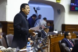 El congresista Guillermo Bermejo interviene en el debate del Pleno sobre el voto de confianza al gabinete de Eduardo Arana. (Congreso de la República/VVásquez)