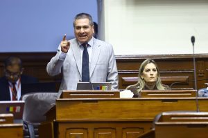El congresista Luis Aragón interviene en el debate del Pleno sobre el voto de confianza al gabinete de Eduardo Arana. (Congreso de la República/VVásquez)