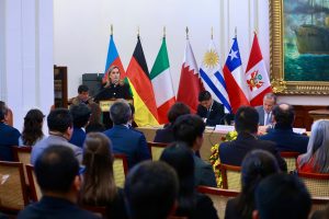 La congresista María del Carmen Alva participa en el evento "Día Internacional del Parlamentarismo", organizado por su despacho en la sala Miguel Grau. Asisten el presidente del Congreso, Eduardo Salhuana; el ministro de Relaciones Exteriores, Elmer Schialer; el congresista Wilson Soto y distinguidos invitados. (Congreso de la República/JReátegui)