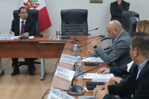 Congresista Edgar Tello preside la sesión extraordinaria de la Comisión Especial de Infraestructura Tecnológica en el Sistema Educativo en la sala Martha Hildebrandt. (Congreso de la República/CCox)