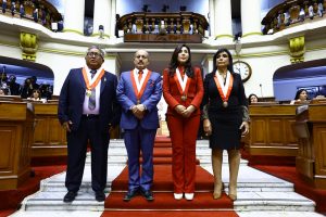 La comisión de Anuncio, presidida por el legislador Héctor Valer, parte rumbo a Palacio de Gobierno para cumplir con invitar a la presidenta Dina Boluarte Zegarra a la sede del Poder Legislativo, donde debe ofrecer su mensaje al Congreso, en Sesión Solemne del Parlamento. (Congreso de la República/VVásquez)