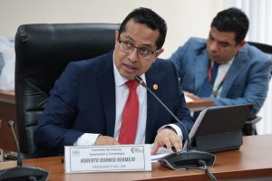 El presidente del Jurado Nacional de Elecciones - JNE, Roberto Burneo, participa en la sesión de la comisión de Ciencia, Innovación y Tecnología, que se realiza en la sala Carlos Torres y Torres Lara. (Congreso de la República/CCox)