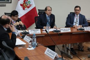 La Comisión de Comercio Exterior y Turismo, presidida por el congresista Jorge Zeballos, organiza una mesa de trabajo en la sala Luis Bedoya Reyes. (Congreso de la República/CCox)