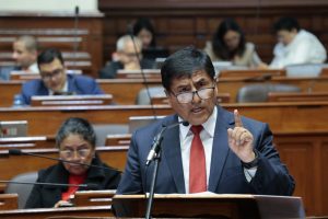 El ministro del Interior, Carlos Malaver, presente en el Pleno para responder a las preguntas de la representación nacional durante su interpelación. (Congreso de la República/CCox)